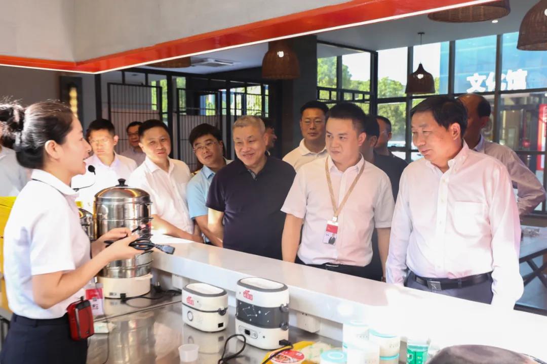 司法部副部長(zhǎng)熊選國(guó)率國(guó)務(wù)院農(nóng)民工工作督察組蒞臨聰廚食品督查指導(dǎo)工作