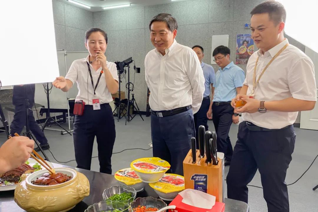 司法部副部長(zhǎng)熊選國(guó)率國(guó)務(wù)院農(nóng)民工工作督察組蒞臨聰廚食品督查指導(dǎo)工作