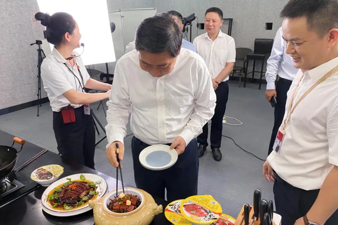 司法部副部長(zhǎng)熊選國(guó)率國(guó)務(wù)院農(nóng)民工工作督察組蒞臨聰廚食品督查指導(dǎo)工作