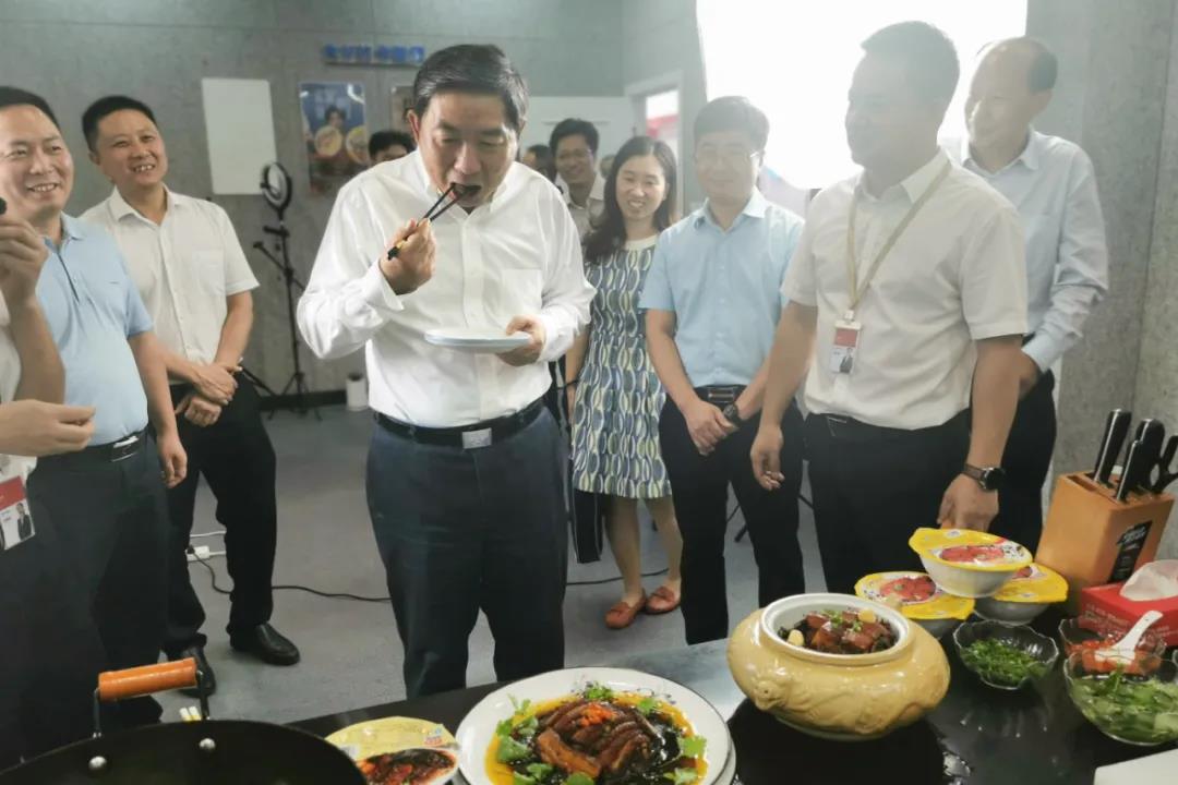 司法部副部長(zhǎng)熊選國(guó)率國(guó)務(wù)院農(nóng)民工工作督察組蒞臨聰廚食品督查指導(dǎo)工作