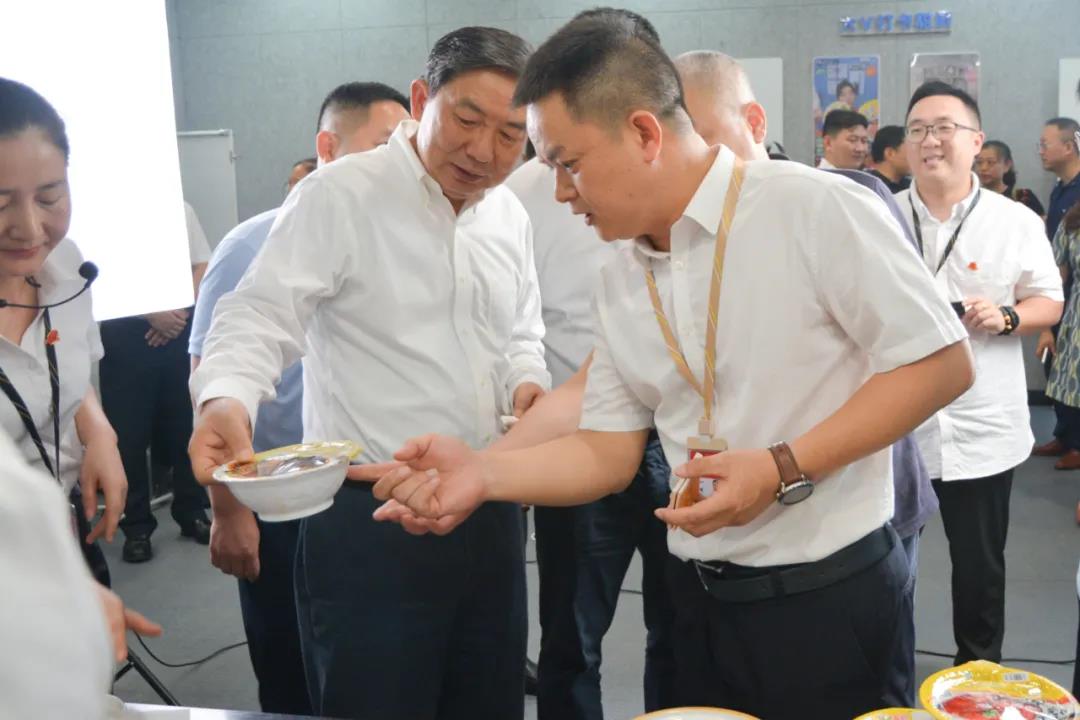 司法部副部長(zhǎng)熊選國(guó)率國(guó)務(wù)院農(nóng)民工工作督察組蒞臨聰廚食品督查指導(dǎo)工作